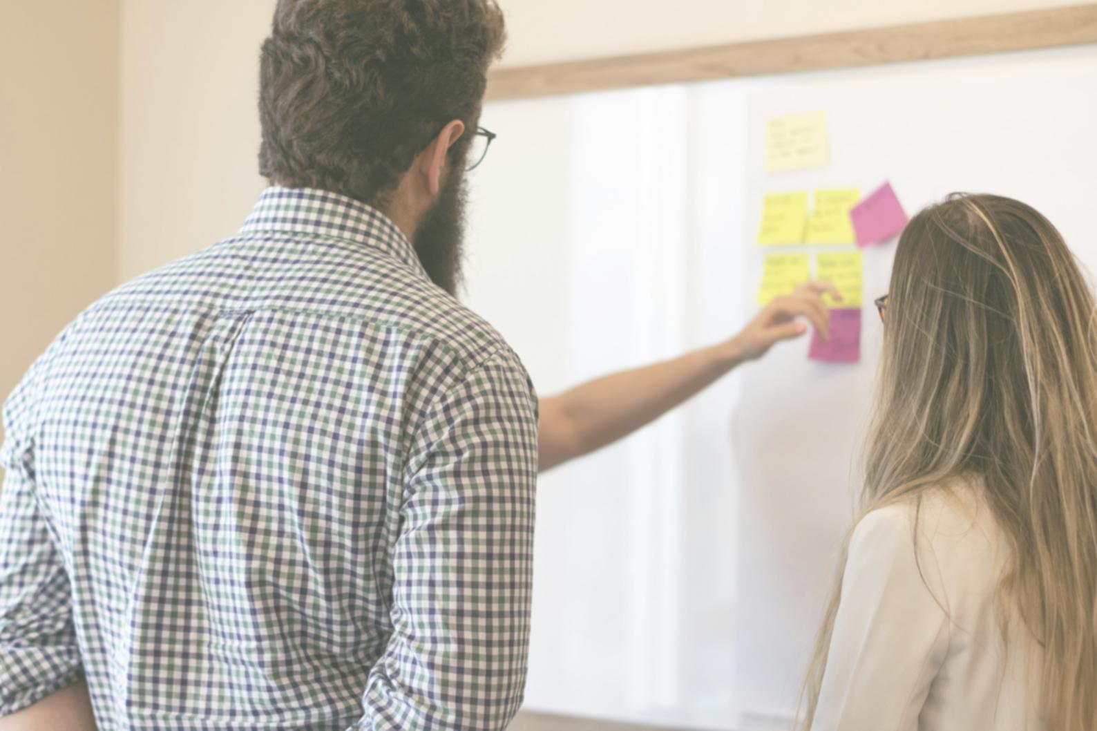 Reunión de trabajo colaborativo entre socios empresariales